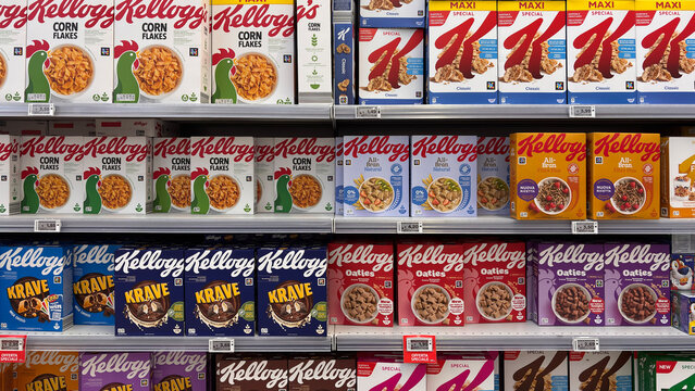 Boxes of Kellogg's Corn Flakes cereal displayed on a supermarket shelf. Concept of breakfast, consumer goods, and daily shopping. Udine, Italy. January 7, 2026