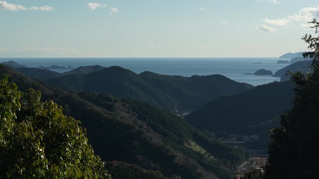 荷坂峠から望む山並みと海　三重県紀北町