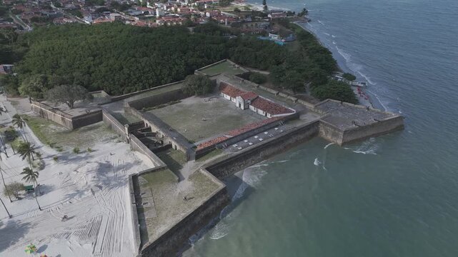 A Fortaleza de Santa Cruz de Itamarac&aacute;, mais conhecida como Forte Orange, &eacute; uma fortifica&ccedil;&atilde;o localizada na ilha de Itamarac&aacute;, no litoral do estado brasileiro de Pernambuco, 34 km ao norte do Recife