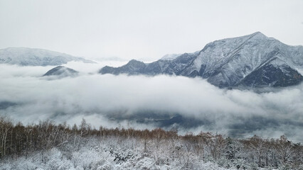 아름다운 눈 덮인 겨울 산