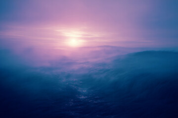 Obraz premium 霧に包まれた幻想的な夜明けの光景