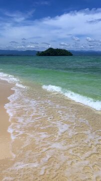 Landscapes of Manukan Island, part of the Tunku Abdul Rahman National Park in Sabah, Malaysia. Kota Kinabalu. Soft white sand. Clear turquoise water. The beach is surrounded by dense jungles. 4К
