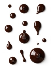 Fototapeta premium 白背景に散らばる光沢のある濃いチョコレートのしずくのクローズアップ写真