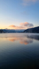 아름다운 가을 아침 강변 풍경