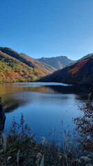 단풍으로 아름다운 가을 호수