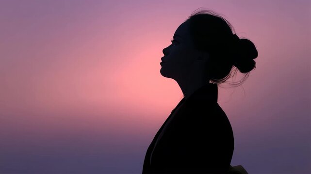 夜明けの光に包まれる人物の影、静かな始まり