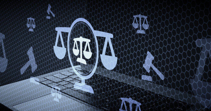 Balanza de la justicia y mazo sobre fondo de computadora port&aacute;til digital, concepto de ley digital derecho cibern&eacute;tico y regulaciones legales en internet tecnolog&iacute;a moderna