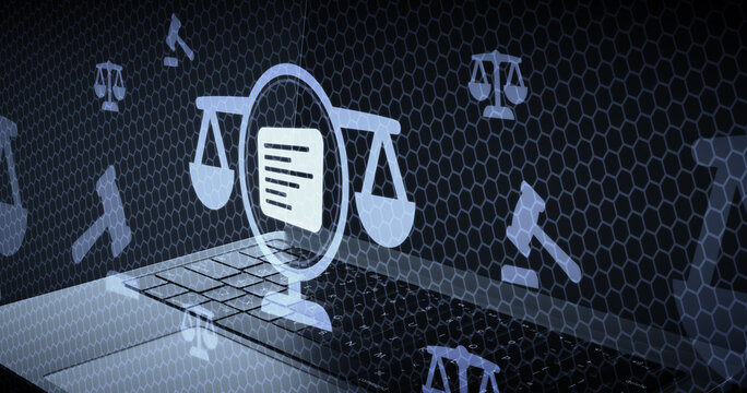Concepto de contratos digitales y documentos legales en l&iacute;nea, balanza de justicia con icono de documento sobre teclado de computadora port&aacute;til derecho mercantil y civil