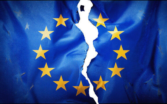 Un drapeau europ&eacute;en d&eacute;chirer.