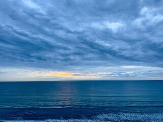 Obraz premium Blue Sea and Overcast Sky in Carlsbad