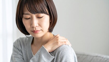 肩の痛みに悩む女性のポートレート