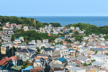 海を望む神奈川県真鶴町の町並み　丘陵地域の住宅と相模湾 © Metro Hopper