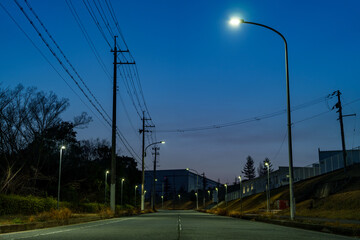 Obraz premium 静かな夕景の一本道、インフラが映える構図