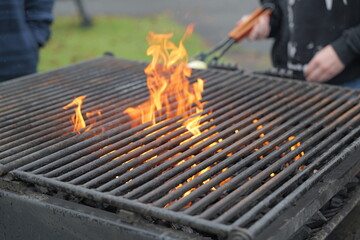 バーベキューで燃える炭