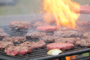 バーベキューで肉を焼く