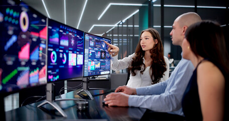 Top Marketing Analysts Monitor Performance Metrics