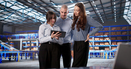 Warehouse Team Collaborates Using Digital Tablet