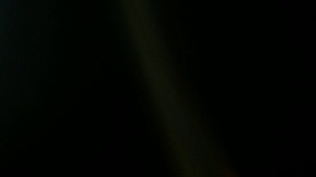 キラキラ輝く光の丸ボケ　ライトリークとレンズフレアのトランジョン　オーバーレイ素材　クリスタルのような虹色の輝き　