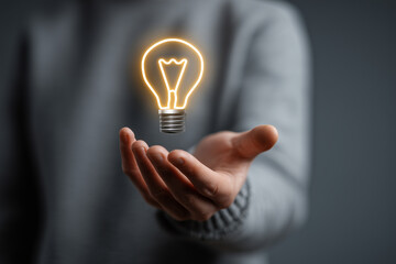 手のひらで光る電球