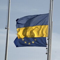 Drapeau ukrainien avec &eacute;toiles europ&eacute;ennes .