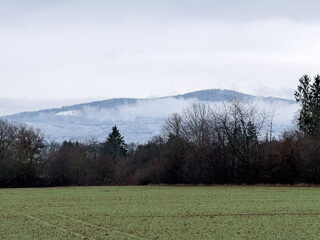 Verschneiter Berg, Schnee unterhalb der Wolkengrenze