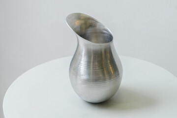 アルミ製の水差し　植木や鉢植えに水を与えるための金属製じょうろ © Metro Hopper