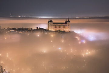 alcazar de  toledo por la noche con niebla