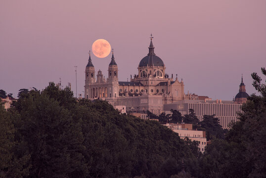 madrid catedral de la almudena con la luna 