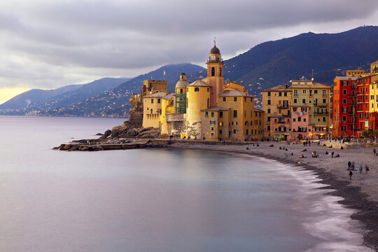Camogli  mit der Kirche Santa Maria Assunta an der Ligurischen K&uuml;ste.