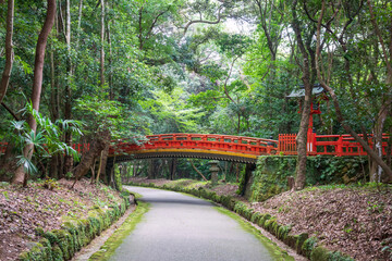 Fototapeta premium red bridge to enter or exist main buildings of Usa Jingu shrine, Oita