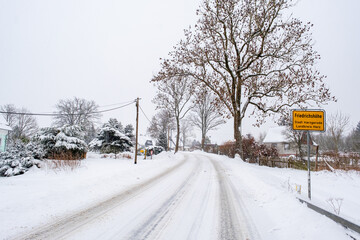 Schneebedeckte Landstra&szlig;e