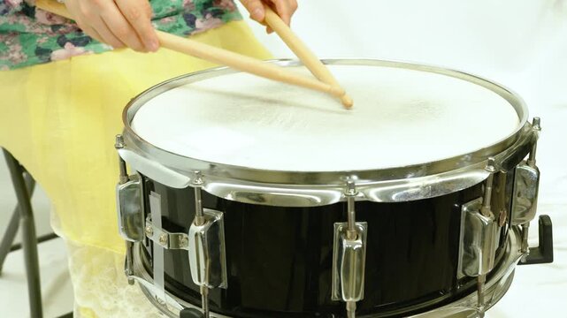スネアドラムを小さく叩いている人のアップショット