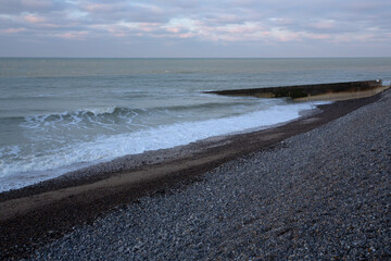Plage de Puys avec des galets &agrave; cot&eacute; de Dieppe