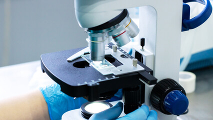 Highmagnification microscopy process involving careful slide handling and illumination