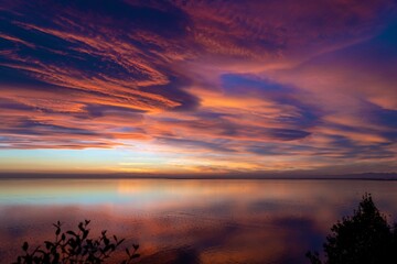Farbintensiver Sonnenuntergang mit Wolkendynamik