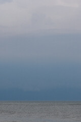 Ciel nuageux au-dessus de la mer