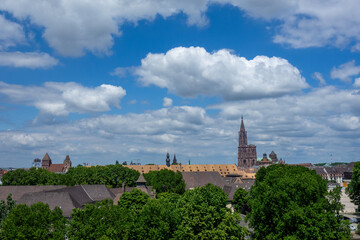 Vue sur la cath&eacute;drale de Strasbourg au-dessus des toits (Alsace, France)