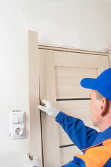 installation of a strip by the master that covers the gap between the door frame and the wall
