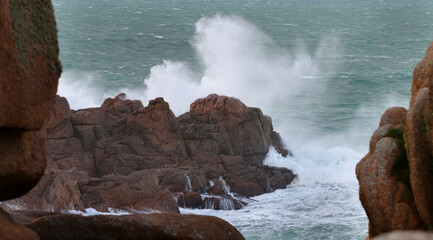 Jolie lumière sur la côte de granit rose en Bretagne