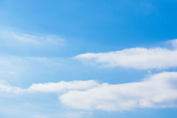 冬の爽やか青空と太陽光で輝く雲のアップ64