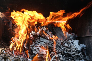 燃え盛る炎