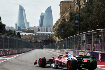 Obraz premium BAKU, AZERBAIJAN - SEPTEMBER 19, 2025: British driver Lewis Hamilton competes in his Scuderia Ferrari SF-25 during the Formula 1 Azerbaijan Grand Prix