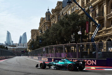 Obraz premium BAKU, AZERBAIJAN - SEPTEMBER 19, 2025: Spanish driver Fernando Alonso competes in his Aston Martin Aramco Formula One car during the Azerbaijan Grand Prix