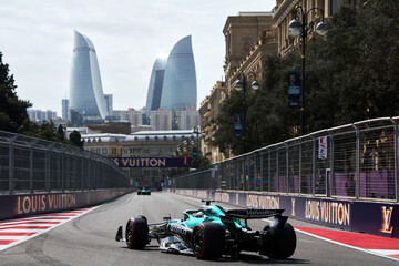 Obraz premium BAKU, AZERBAIJAN - SEPTEMBER 19, 2025: Canadian driver Lance Stroll competes in his Aston Martin AMR25 during the Formula 1 Azerbaijan Grand Prix