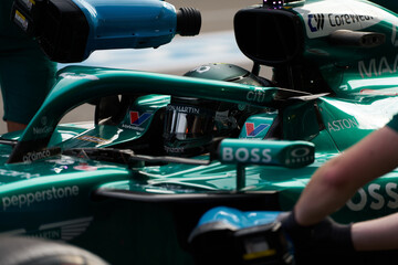 Obraz premium BAKU, AZERBAIJAN - SEPTEMBER 19, 2025: Spanish driver Fernando Alonso is seen in his Aston Martin Aramco Formula One car during the Azerbaijan Grand Prix at the Baku City Circuit