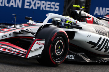 Obraz premium BAKU, AZERBAIJAN - SEPTEMBER 19, 2025: A close-up action shot of a Haas F1 Team car on the track during the Formula 1 Azerbaijan Grand Prix at the Baku City Circuit