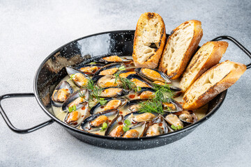 Creamy Mussels With Toasted Bread In Pan