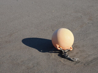 砂浜に打ち上げられたブイ（浮標）