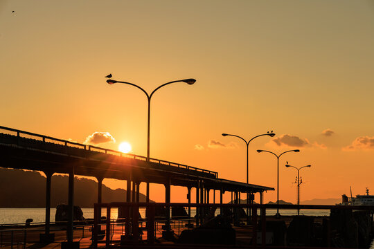 夕焼けに染まる海辺」の写真素材 | 1,632件の無料イラスト画像 | Adobe