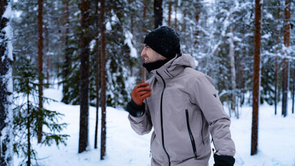 ersona caminando por un paisaje infinito cubierto de nieve en Laponia finlandesa, naturaleza invernal extrema, concepto de soledad y libertad, atmósfera ártica, viaje y aventura